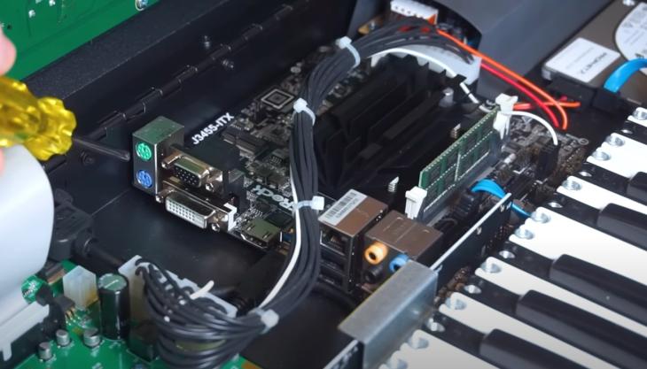 Une carte mère ASRock dans les Prophet X !
